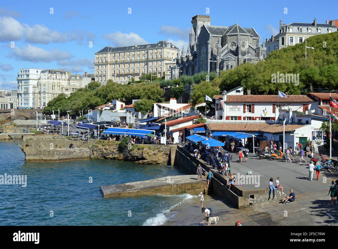 Una vista del piccolo porto di pesca di Biarritz (Pirenei Atlantiques - Francia). Non molto accessibile, è costituita da tre successive bacini di marea. Foto Stock
