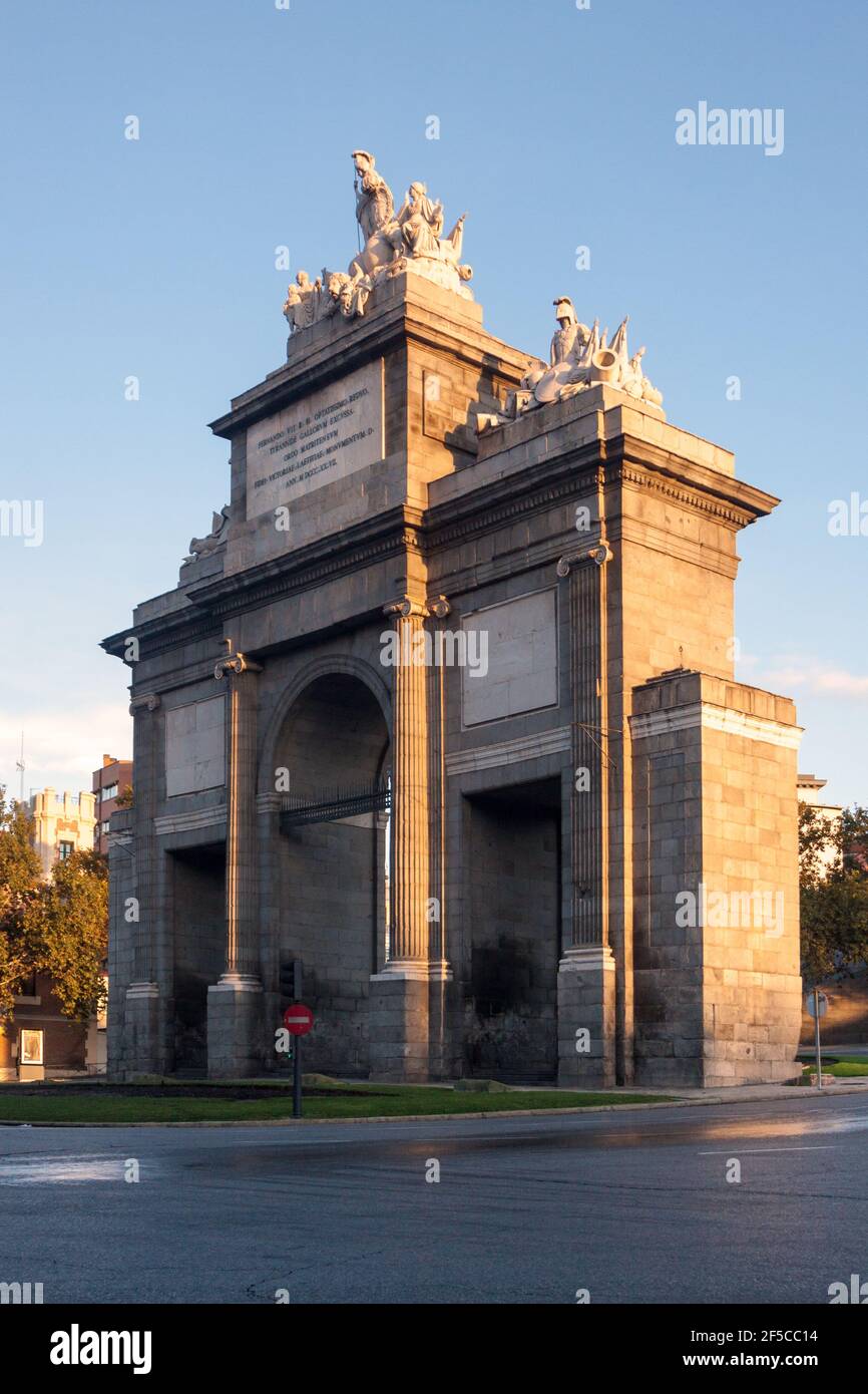 Monumento storico Puerta de Toledo o porta di Toledos a madrid. Paesaggio urbano autunnale all'alba. In Spagna, Europa Foto Stock