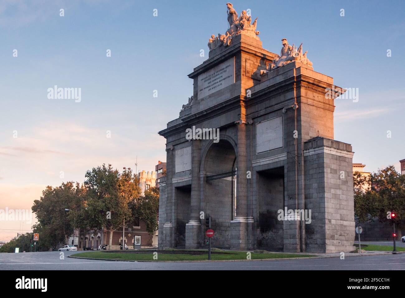 Monumento storico Puerta de Toledo o porta di Toledos a madrid. Paesaggio urbano autunnale all'alba. In Spagna, Europa Foto Stock