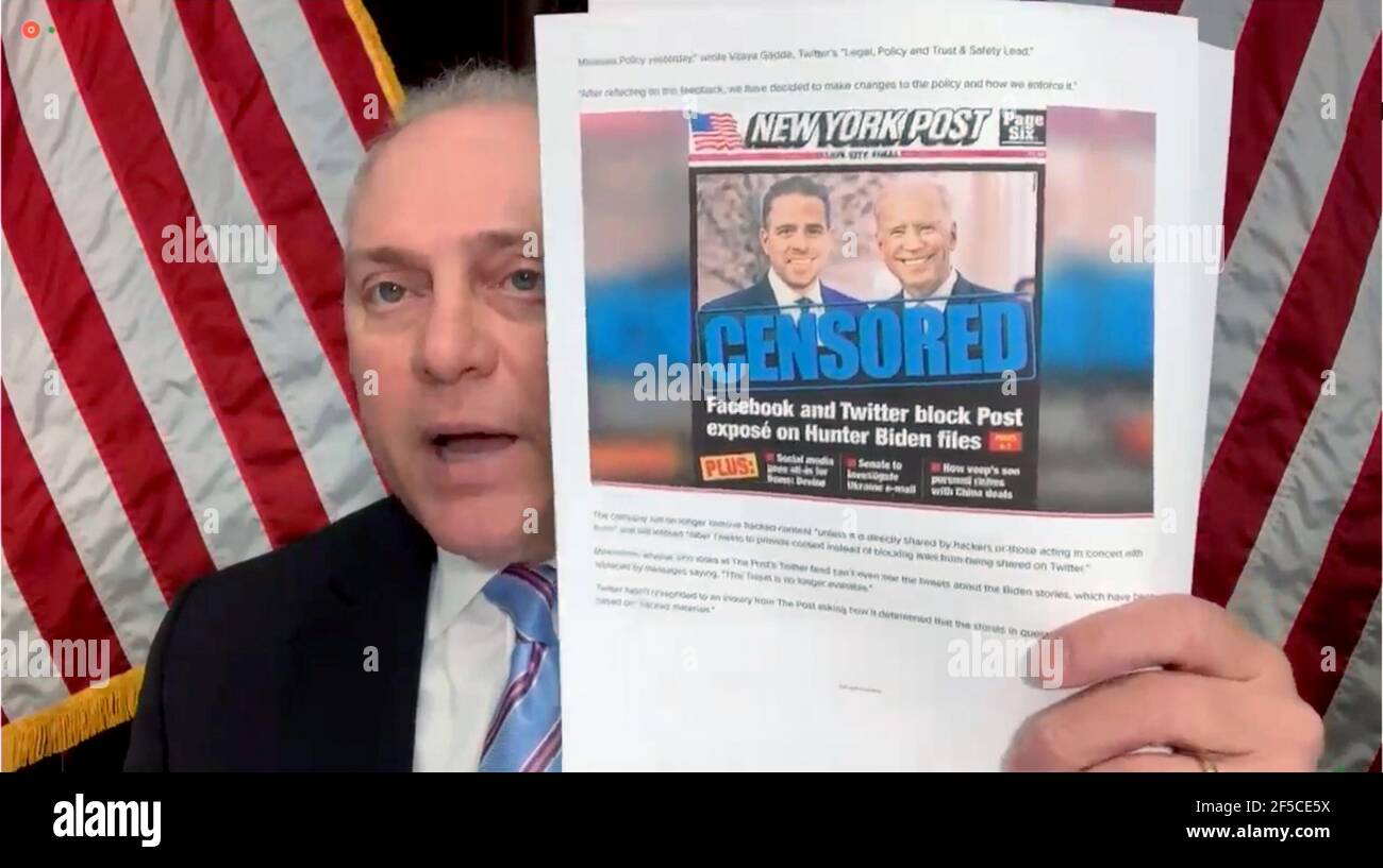 United States House Minority Whip Steve Scalise (repubblicano della Louisiana), Conserva una copia di una storia del New York Post bloccata da Facebook e Twitter mentre interroga i testimoni durante l'audizione virtuale davanti al sottocomitato per le comunicazioni e la tecnologia della Camera degli Stati Uniti e al sottocomitato per la protezione dei consumatori e il commercio del Comitato Sull'audizione congiunta su energia e commercio intitolata, 'disinformation Nation: Social Media's role in promoting extremism and misinformation" su Capitol Hill a Washington, DC giovedì 25 marzo 2021.Mandatory Credi Foto Stock