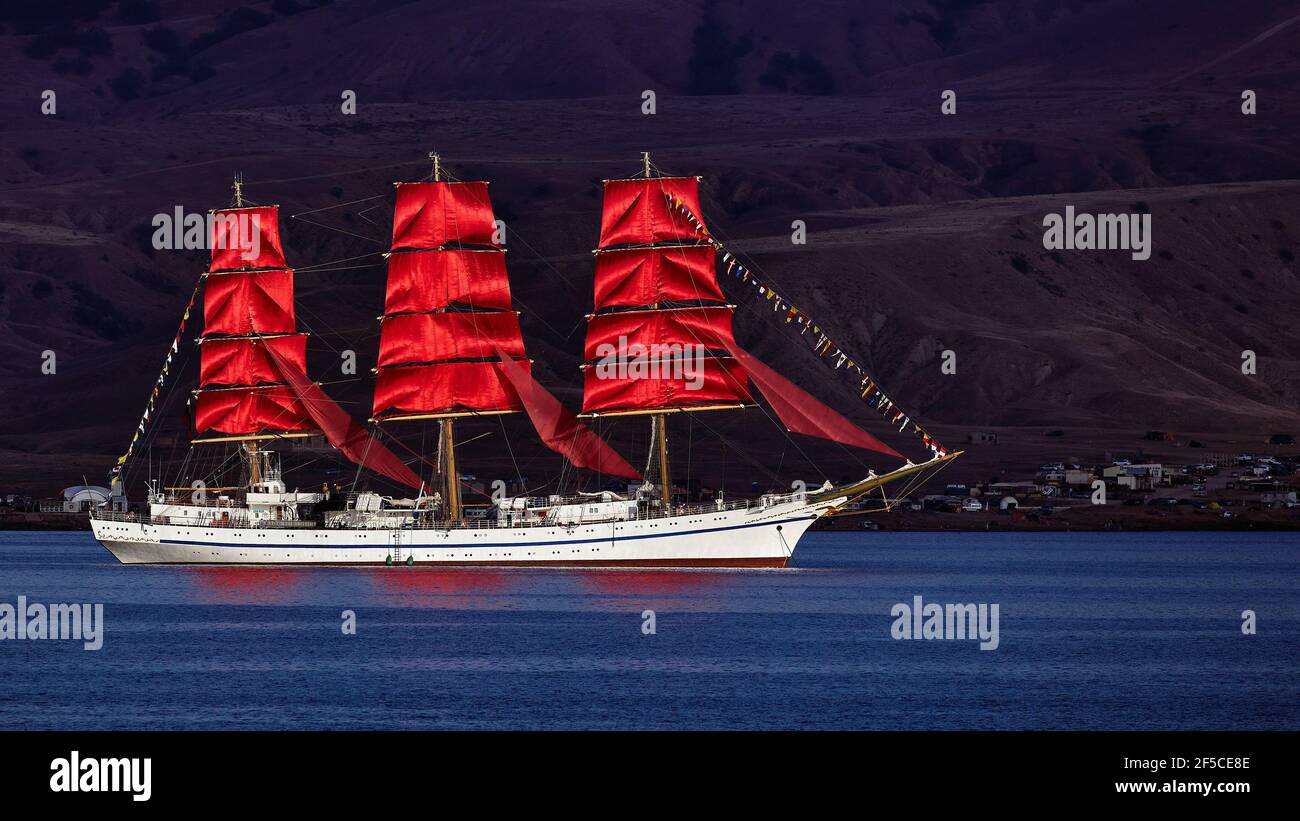Vela fregata a tre alberi con vele rosse. Vele scarlatto. Foto Stock