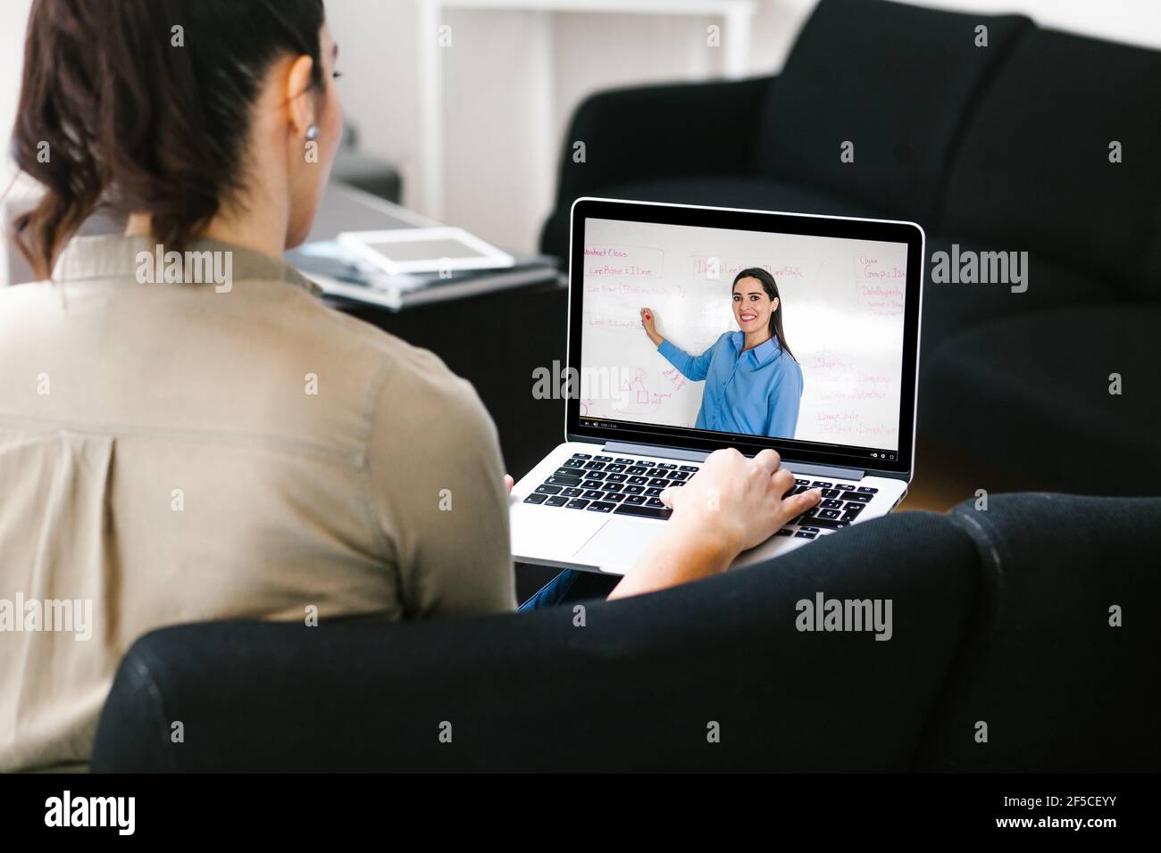 studentessa latina che guarda la lezione online e studia da casa A Città del Messico Foto Stock