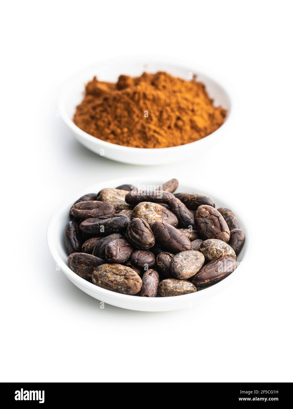 Cacao in grani arrosto e cacao in polvere isolato su fondo bianco. Foto Stock