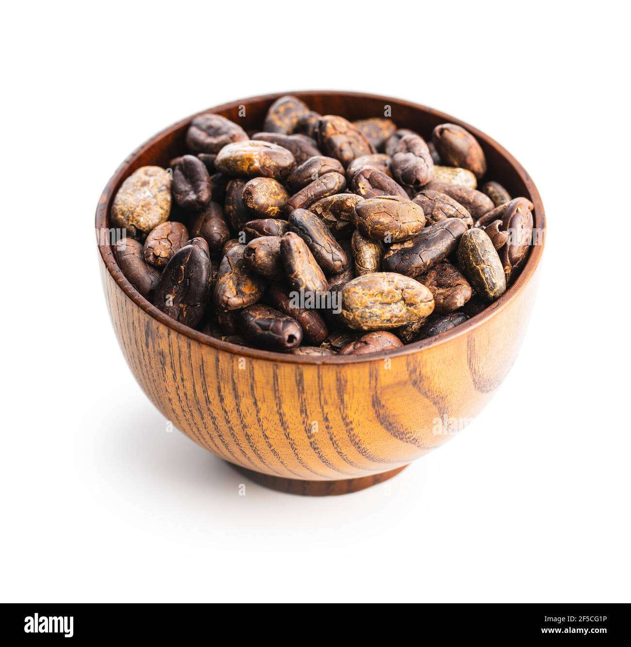 Fagioli di cacao arrostiti in ciotola isolati su fondo bianco. Foto Stock