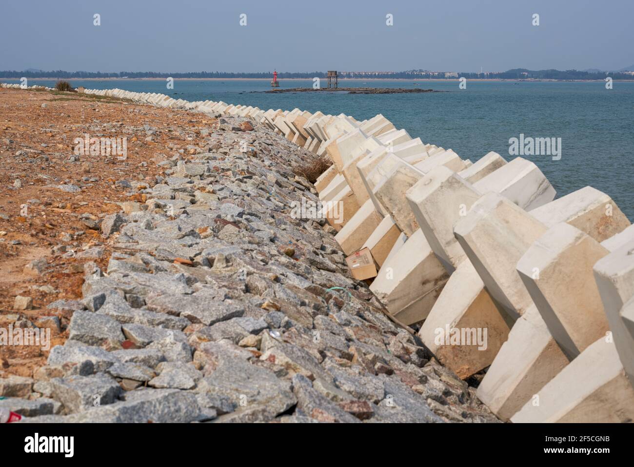 Cement Block frangiflutti di strade costiere, reti stradali Foto Stock