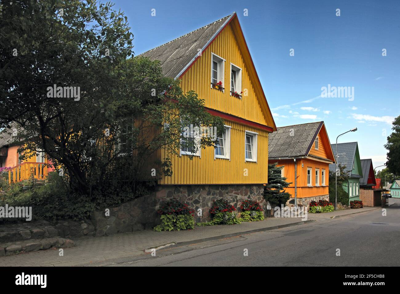 Geografia / viaggio, Lituania, Baltici, Trakei, fila di case, Tipico legno verniciato multicolore h, diritti aggiuntivi-spazio-informazioni-non-disponibile Foto Stock