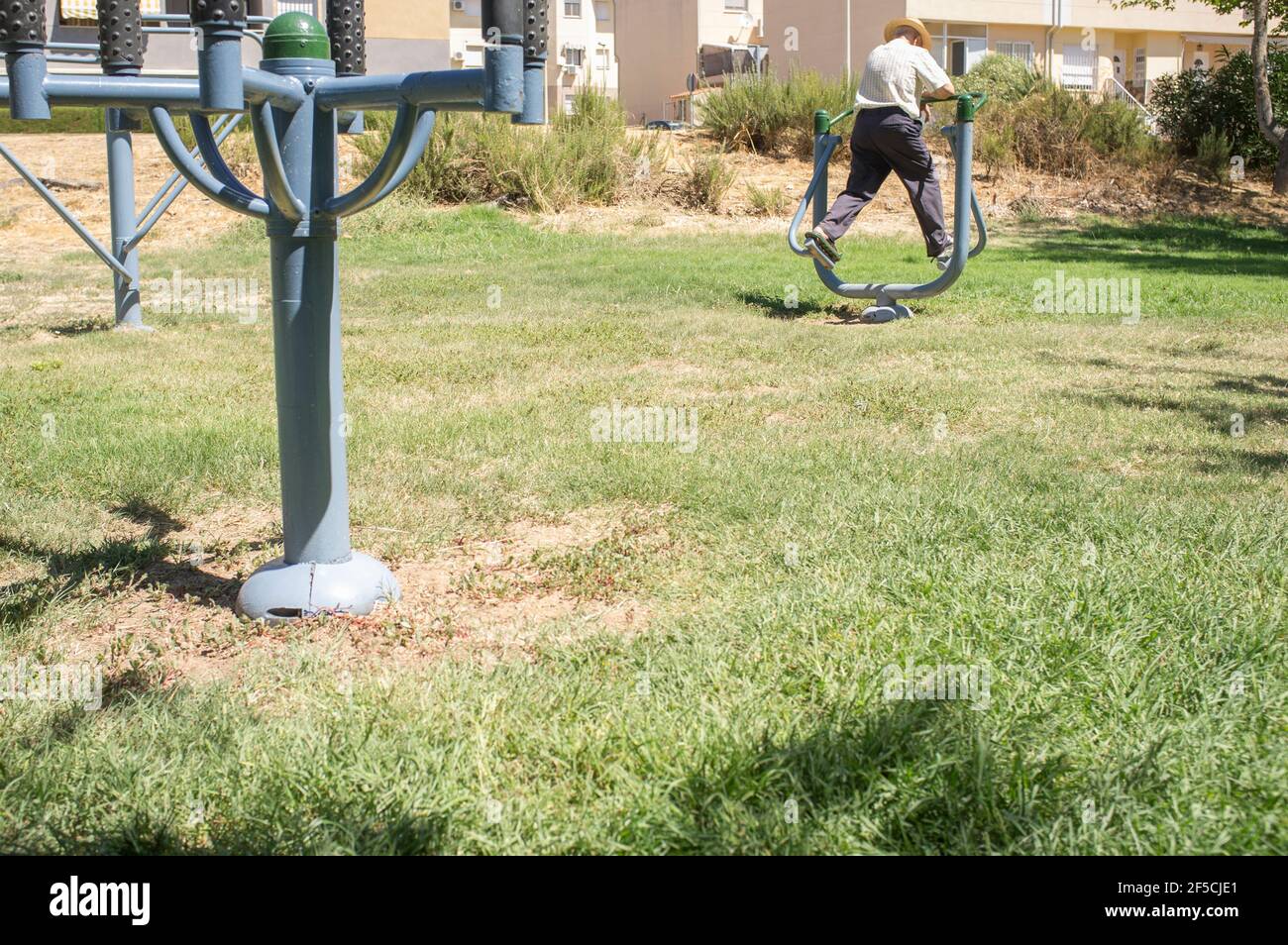 L'uomo anziano fa esercizi al Parco della palestra all'aperto. Concetto di invecchiamento attivo sano Foto Stock