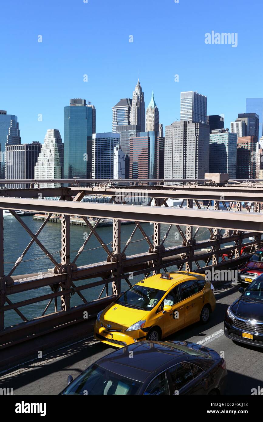 Geografia / viaggio, Stati Uniti, New York, New York City, Brooklyn Bridge, Taxi (Yellow Cabs), East River, NE, diritti aggiuntivi-clearance-Info-non-disponibile Foto Stock