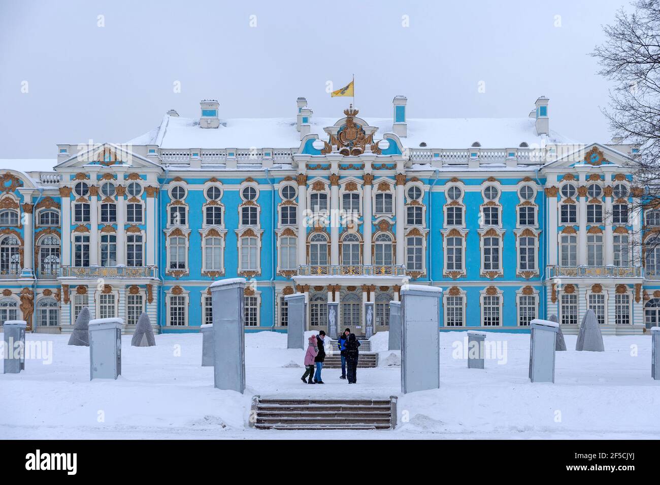 Tsarskoye Selo, San Pietroburgo, Russia – 16 febbraio 2021: Famiglia con bambini in inverno cammina nel Parco di Caterina vicino al Palazzo di Caterina Foto Stock