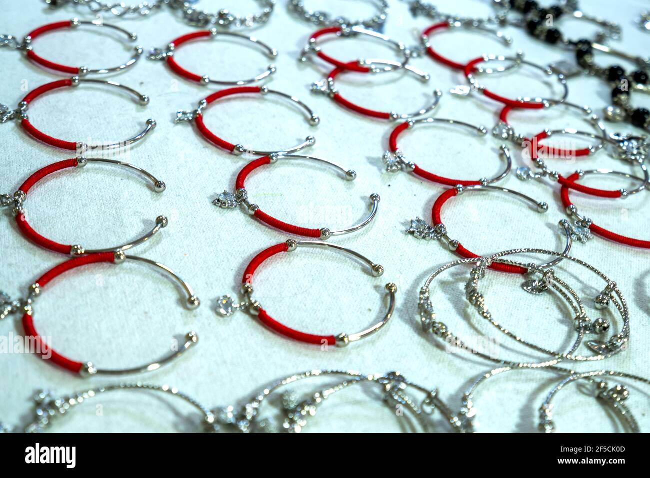 I gioielli da donna sono venduti alla fiera Lunar di Capodanno 2021. Gli  anelli d'argento sono gioielli che le donne amano abbellirsi Foto stock -  Alamy