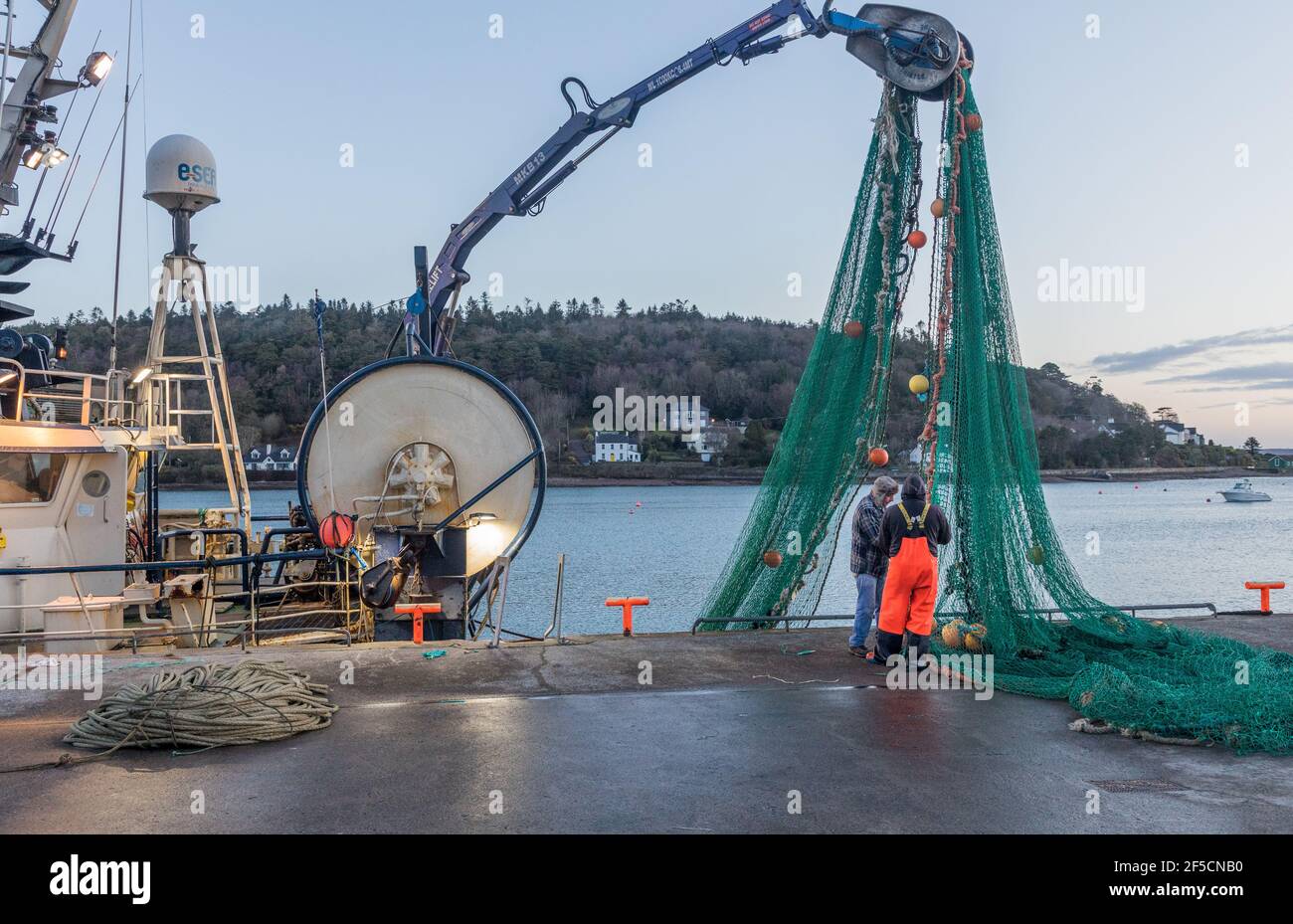 Crosshaven, Cork, Irlanda. 26 Marzo 2021. Lo skipper Michael Meade del peschereccio Buddy M con il pescatore Jacko Murphy controlla le reti del peschereccio a Crosshaven Pier, Co. Cork, Irlanda. - credito; credito: David Creedon/Alamy Live News Foto Stock