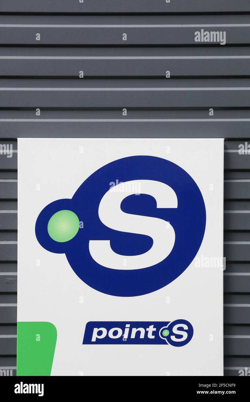 Tarare, Francia - 27 giugno 2020: Logo del punto S su un muro. Point S è una rete di professionisti in franchising nel settore della vendita di pneumatici e del servizio automobilistico Foto Stock