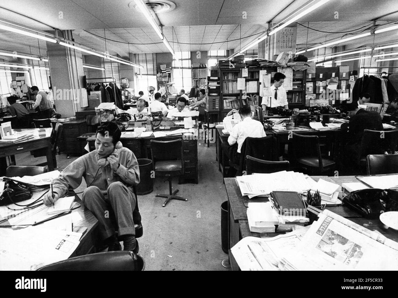 Tokyo 1964-06-30 Giappone, la stampa. Nell'enorme sala delle notizie di Asahi Shimbun. Le telecamere funzionano su binari nel film i giornalisti mentre lavorano e i visitatori possono seguire l'intero lavoro editoriale sugli schermi televisivi. Foto: Olle Seijbold / DN / TT / Codice: 51 Foto Stock