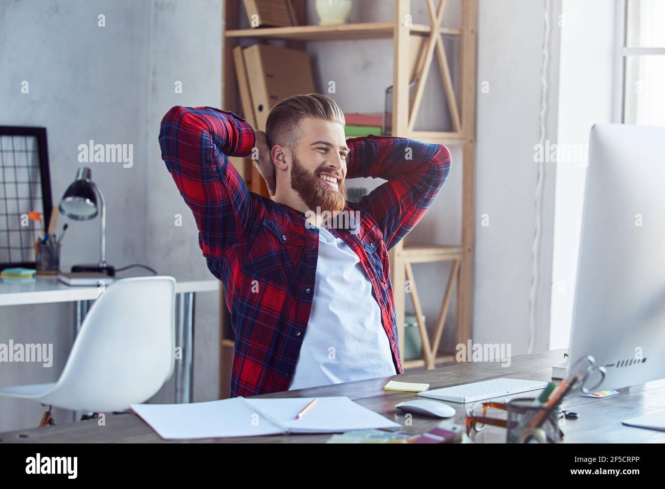 Felice giovane che si è spezzato nel suo ufficio Foto Stock