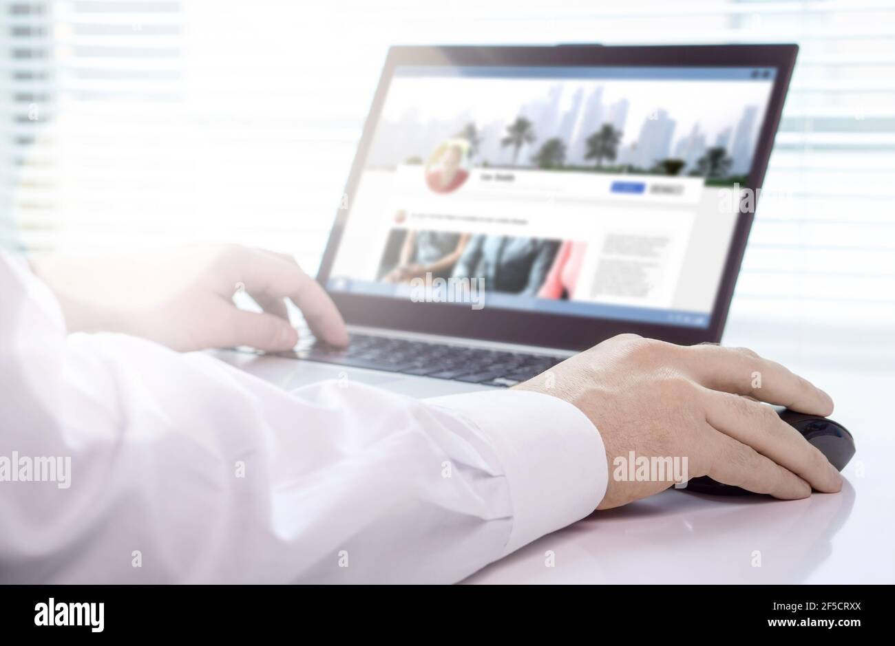 Profilo nel portale dei social media. Pagina personale o sito Web di lavoro per il dipendente. Aggiornamento dello stato, richiesta di amicizia o messaggio online. Segui, mi piace o condividi post. Foto Stock