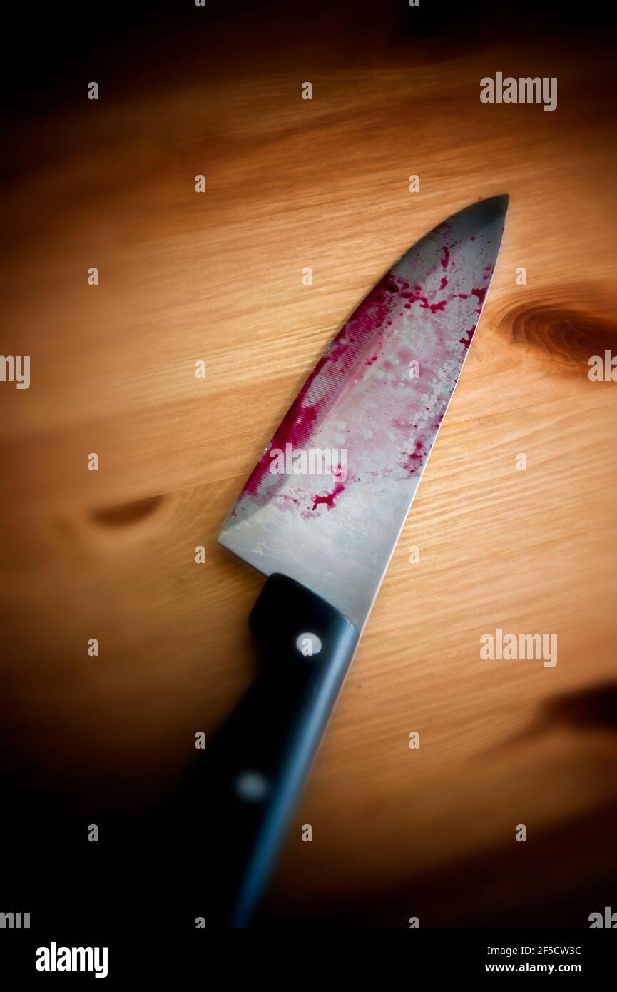 coltello coperto di sangue, crimine e concetto di omicidio Foto Stock