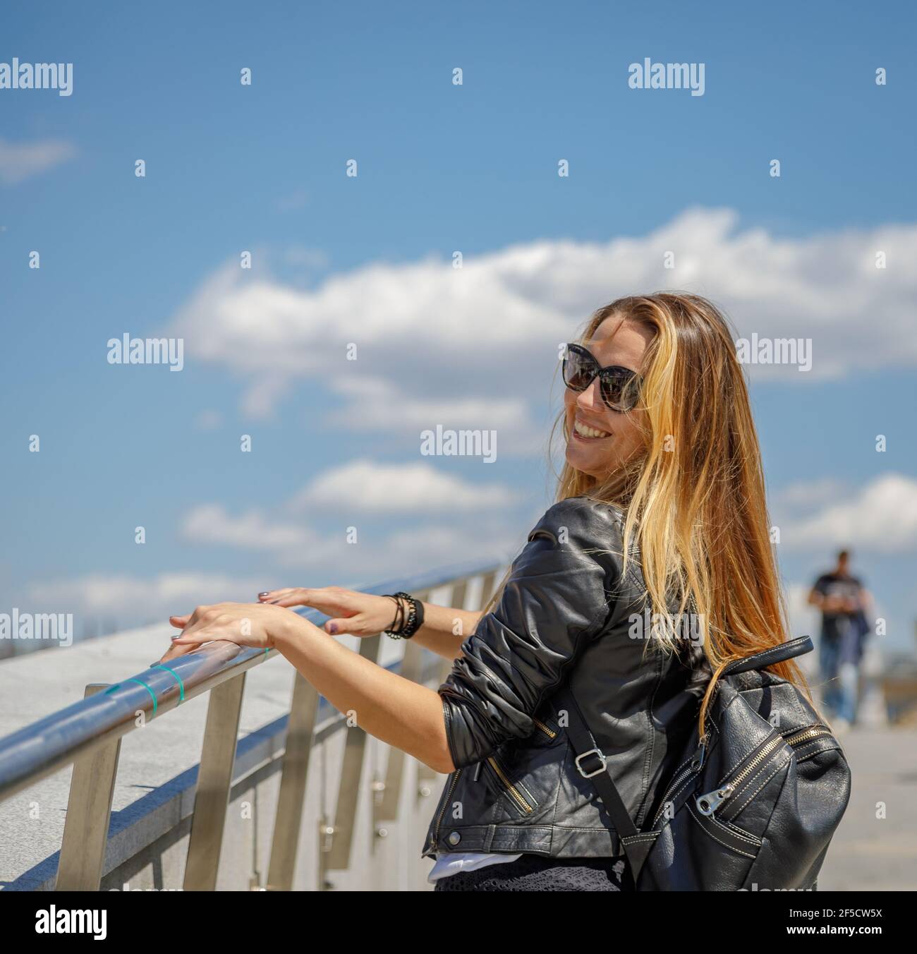 Una bella giovane ragazza in occhiali da sole cammina per la città. Lunghi  capelli biondi si flutters nel vento. Mosca Russia 20 giugno 2018 Foto  stock - Alamy