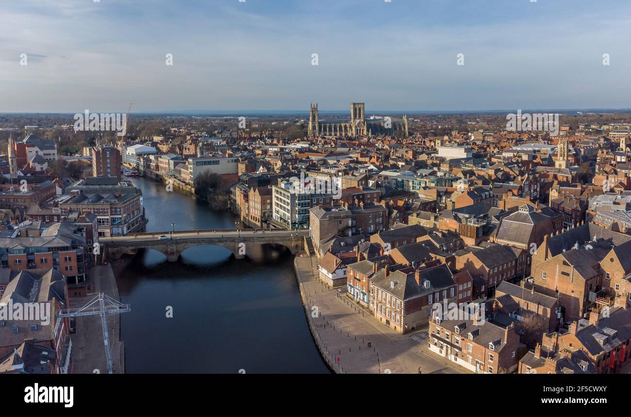 York, Yorkshire, Inghilterra. Centro di York con la cattedrale di York e le strade dal fiume house. Veduta aerea del ci storico medievale Foto Stock