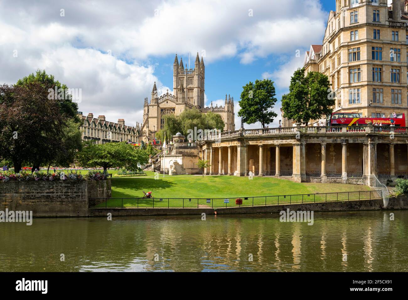 Bath, UK - 26 agosto 2016: Parade Gardens, The Empire Building e Bath Abbey presso il fiume Avon in una giornata estiva Foto Stock