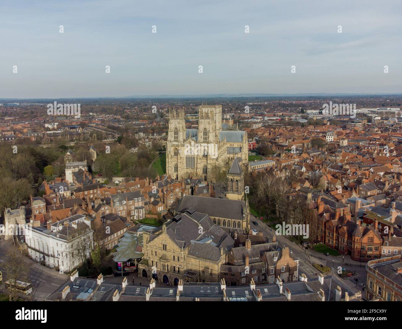 York, Yorkshire, Inghilterra. Centro di York con la cattedrale di York e le strade dal fiume house. Veduta aerea del ci storico medievale Foto Stock