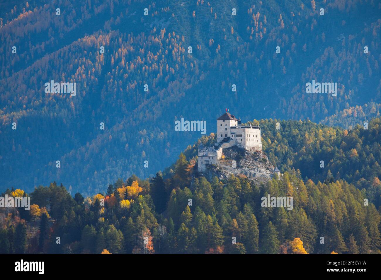 Geografia / viaggio, Svizzera, Castello di Tarasp, Grigioni, diritti-aggiuntivi-liquidazione-Info-non-disponibile Foto Stock