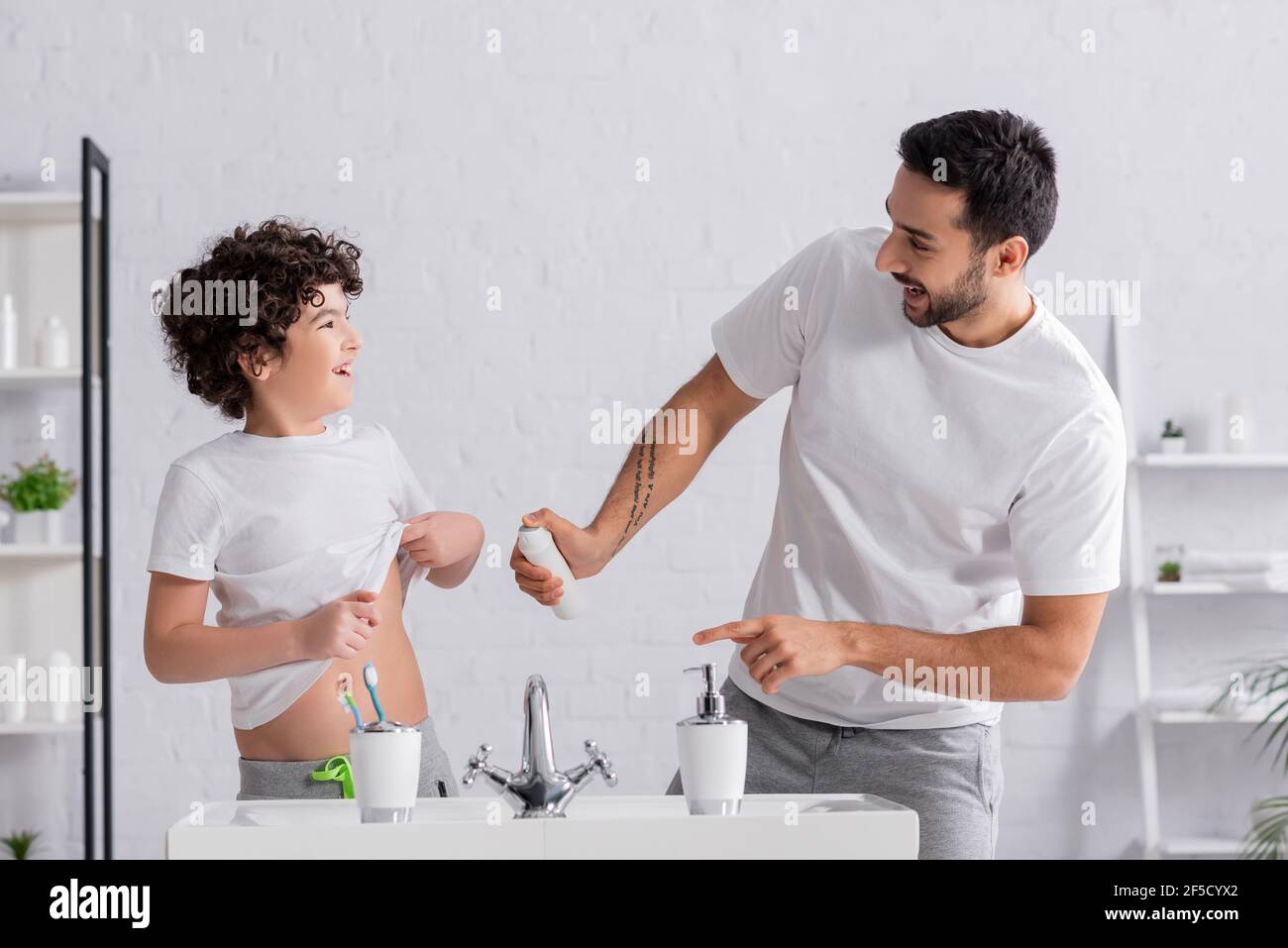 Man deodorant immagini e fotografie stock ad alta risoluzione - Alamy