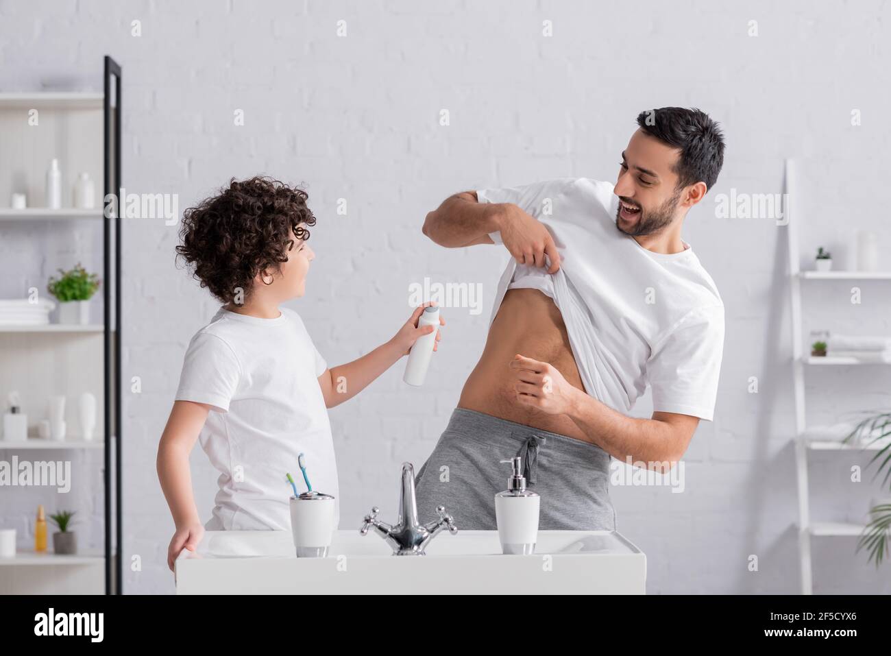 Giovane Uomo Mette Il Deodorante Nel Bagno - Fotografie stock e altre  immagini di Deodorante - Deodorante, Uomini, Adulto - iStock