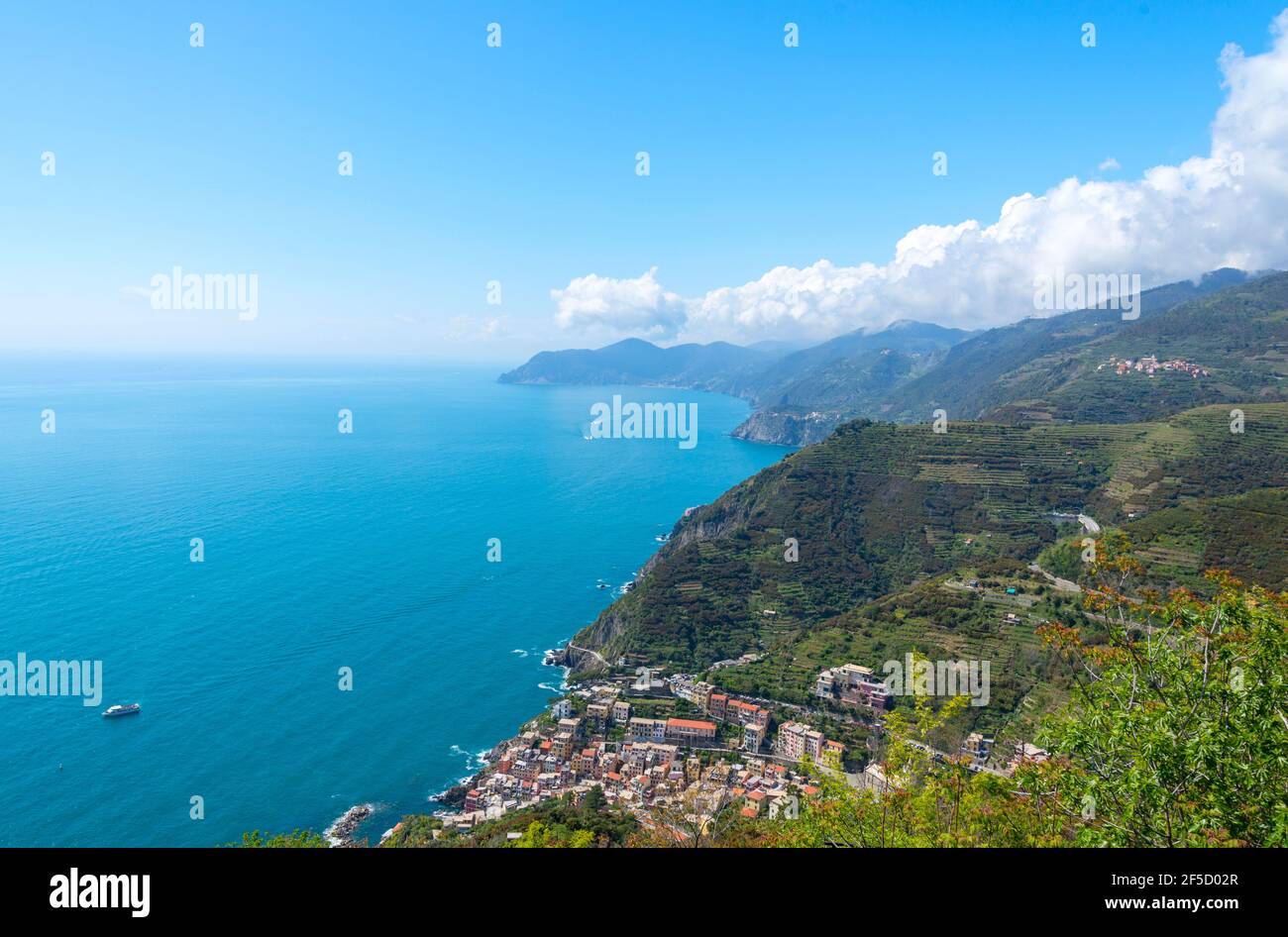 Riomaggiore villaggio nel parco nazionale italiano delle cinque Terre Foto Stock