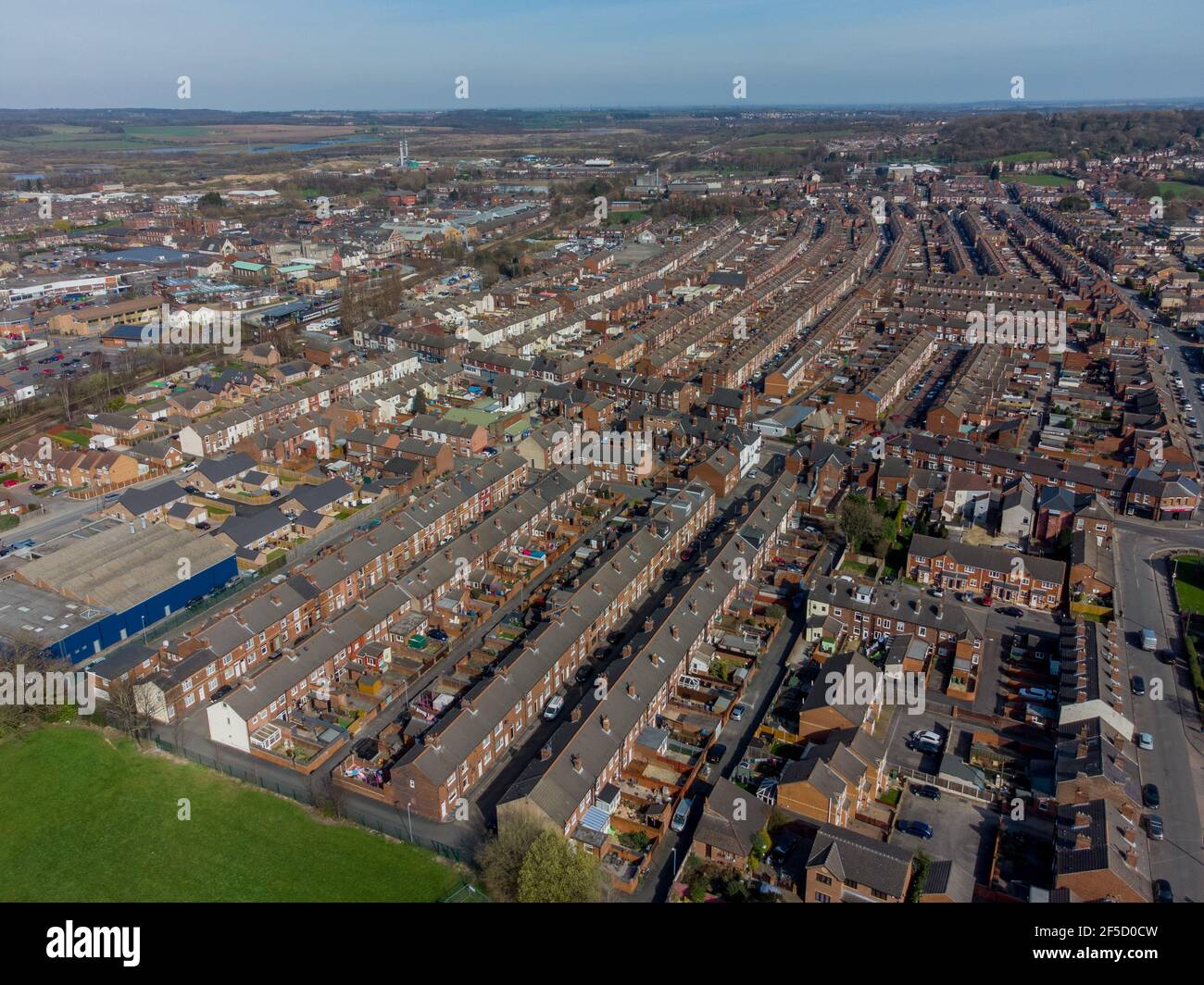 Case a schiera di Castleford nel West Yorkshire, Inghilterra, che illustrano le abitazioni tradizionali del nord e le strade residenziali della città. Foto Stock