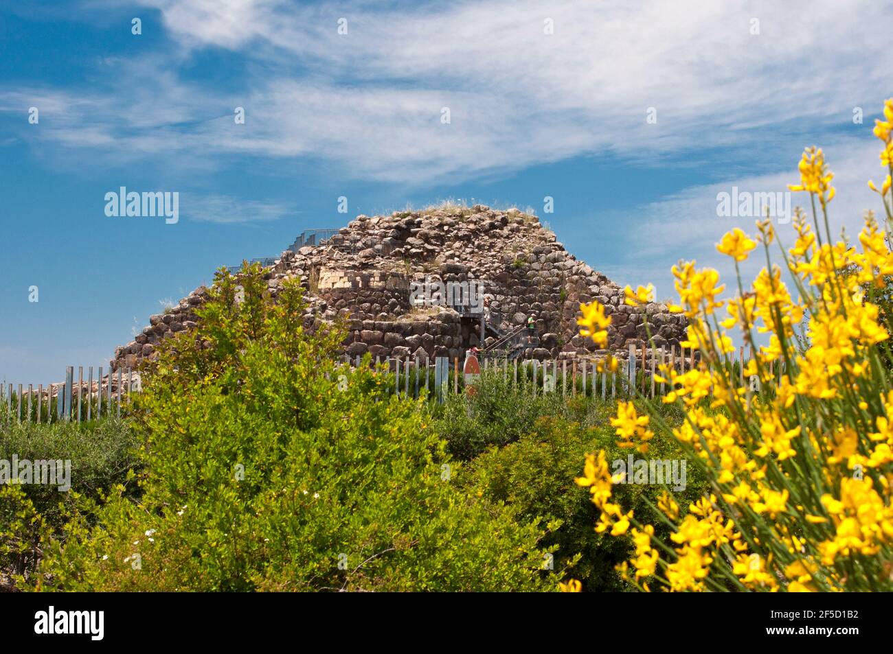 Barumini, Sardegna, Italia. Veduta del complesso nuragico archeologico di su Nuraxi di Barumini. Patrimonio dell'umanità dell'UNESCO Foto Stock