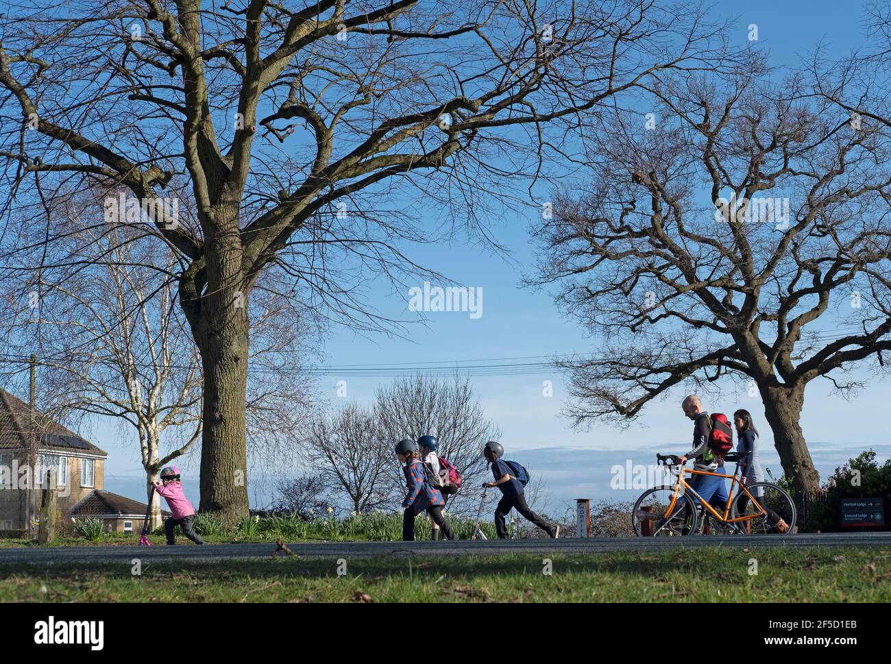 Una famiglia di ritorno dalla scuola. Foto Stock