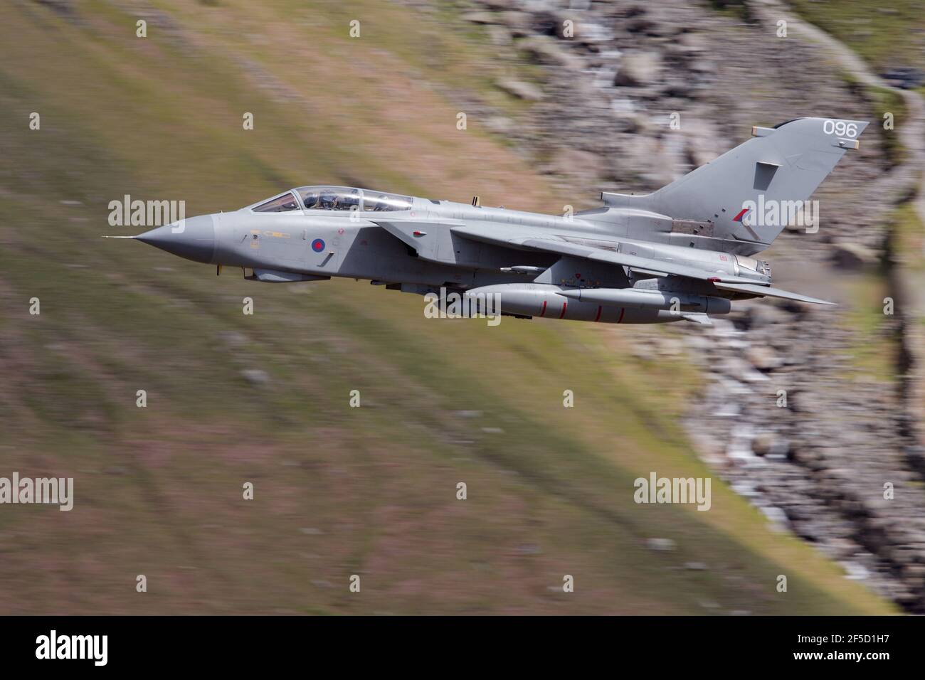 RAF Royal Air Force Panavia Tornado combattente bombardiere con ali spazzato indietro volare basso livello verso la telecamera in Scozia, Cumbria Foto Stock