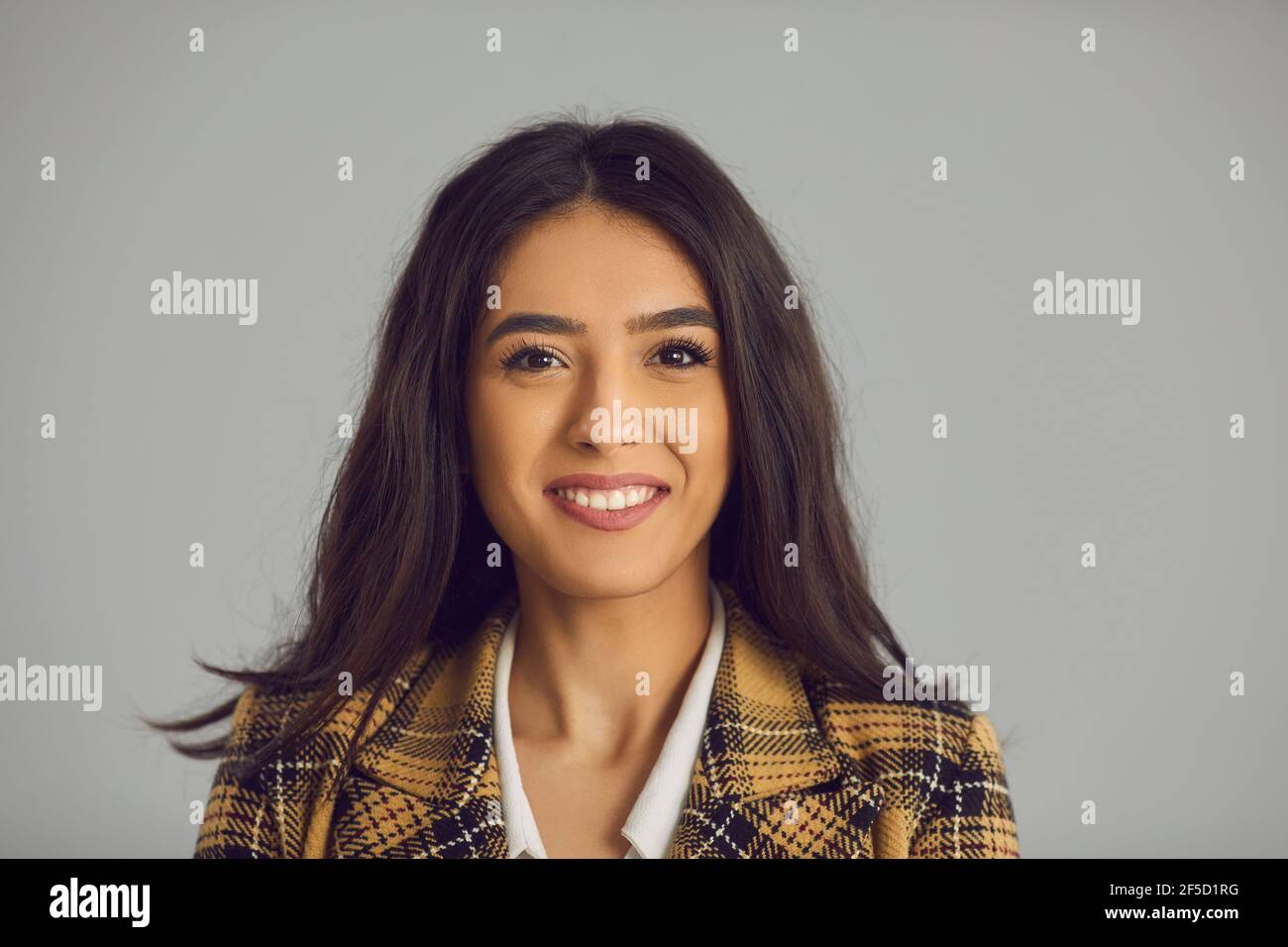Ritratto di un'attraente millenaria donna ispanica isolata sulla copia spazio Foto Stock