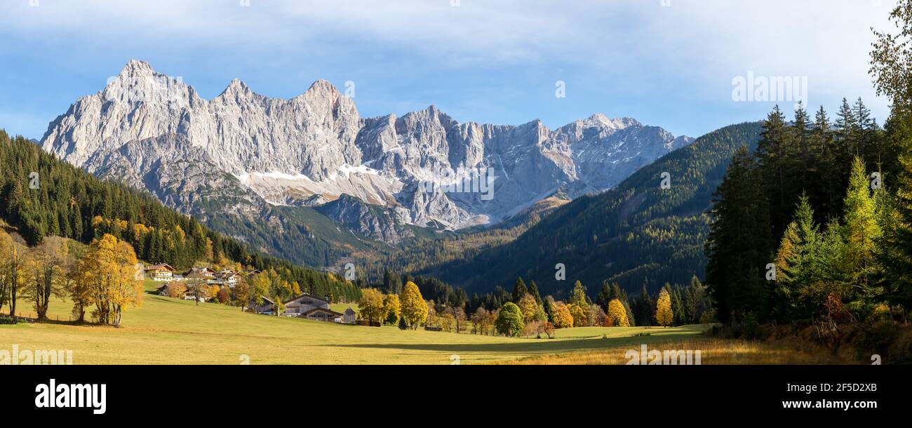 Catena montuosa Dachstein in autunno con fattorie in primo piano Foto Stock