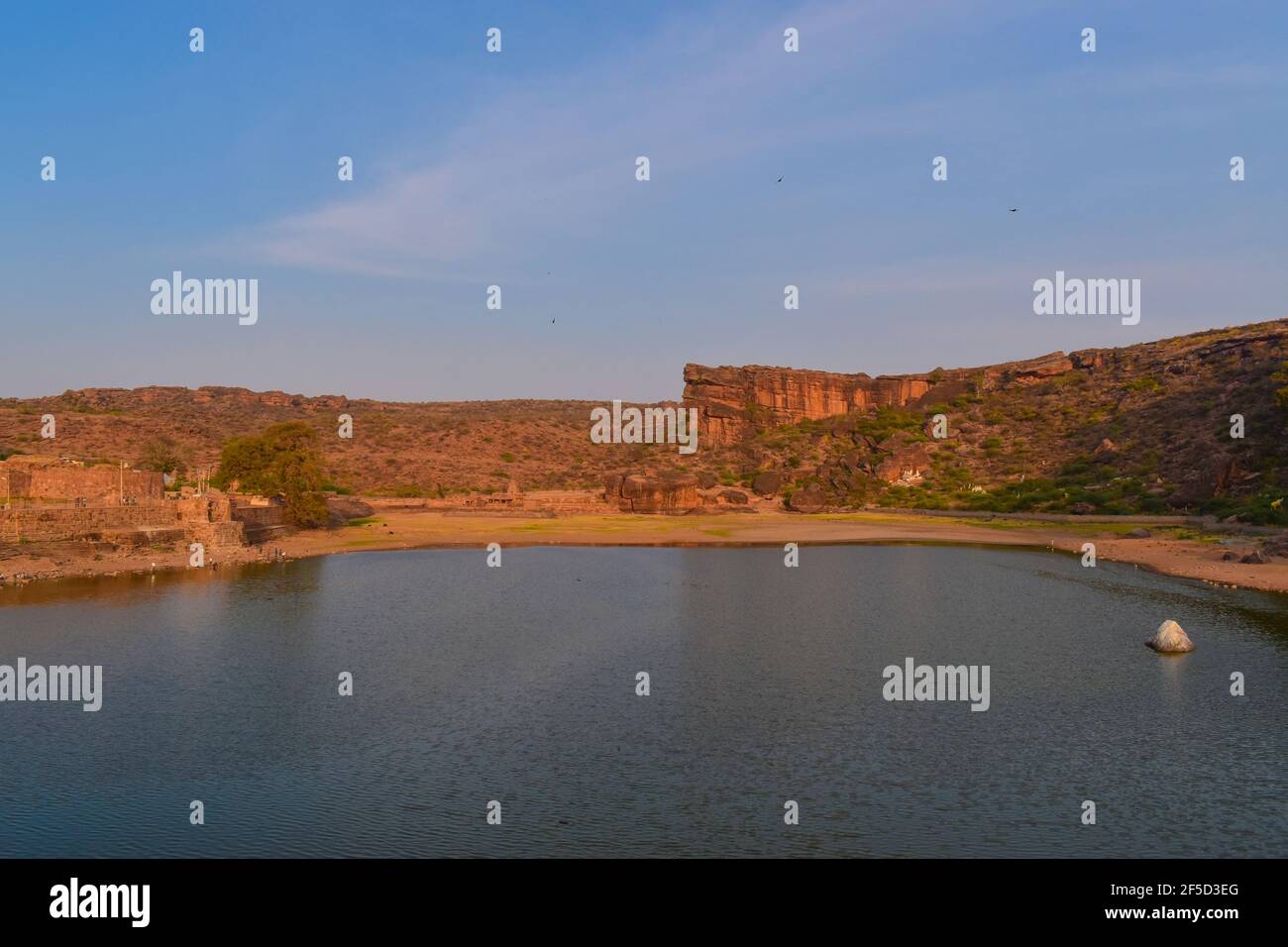 Bella immagine del lago Agastya con cielo sullo sfondo ai templi delle grotte di Badami, Badami Karnataka India Foto Stock