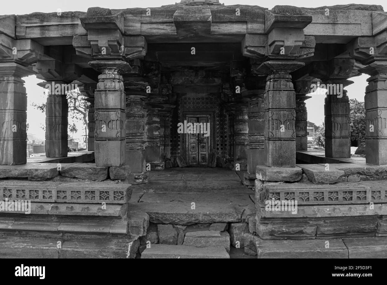 Foto frontale di Phalapuja Mantap e del Kalyanmantap in Vijaya Vittala Tempio situato a hampi, karnataka. Foto Stock