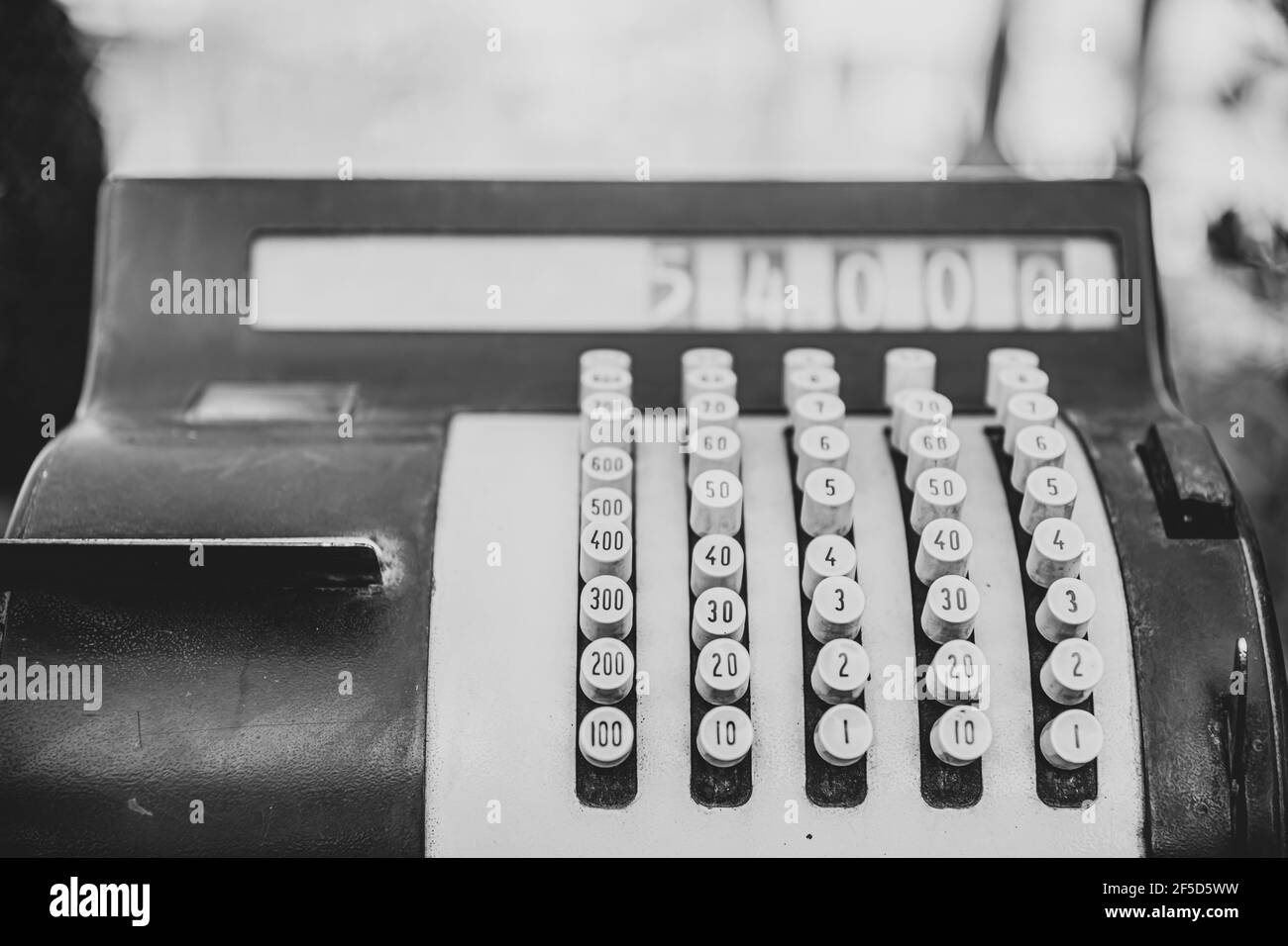Primo piano di un vecchio registratore di cassa meccanico vintage su sfondo sfocato. Foto Stock