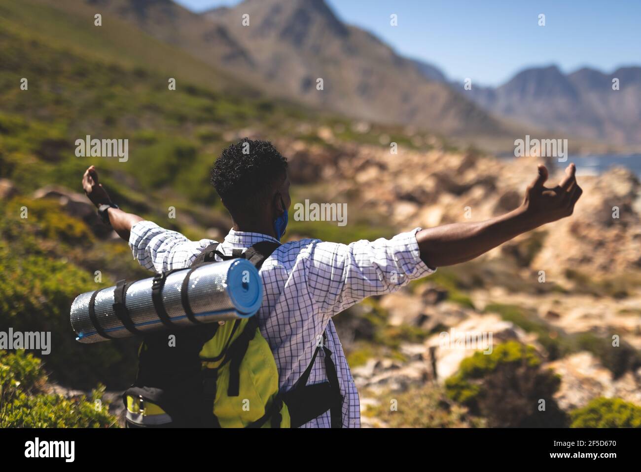 Ritratto di FIT uomo afroamericano escursioni all'aperto in campagna alla telecamera Foto Stock