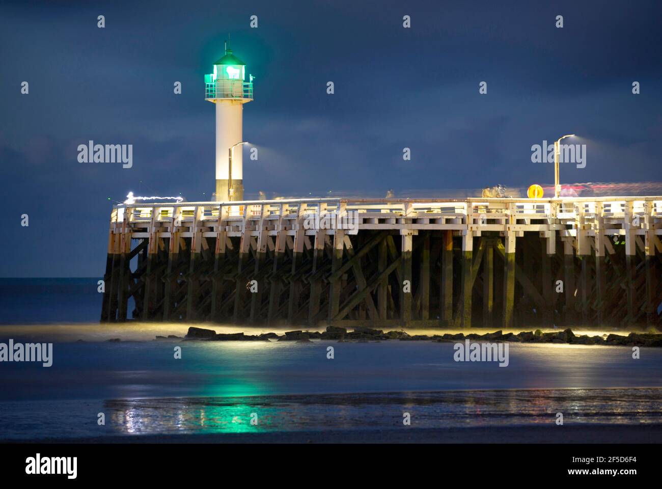 Ponte di mare con faro, Belgio, Fiandre Occidentali, Nieuwpoort Foto Stock