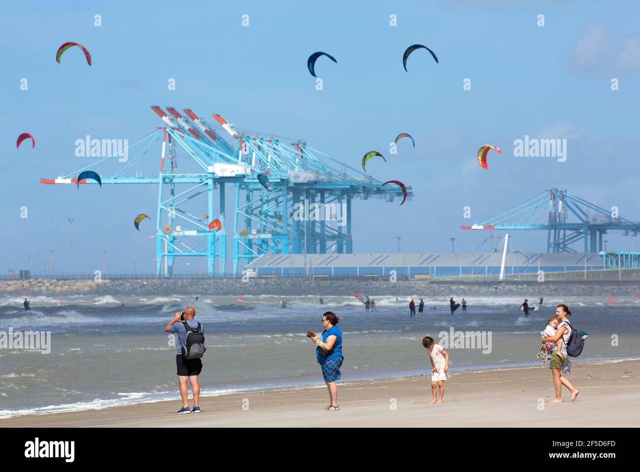 Kite surf a Zeebrugge, Belgio, Fiandre Occidentali, Blankenberge Foto Stock