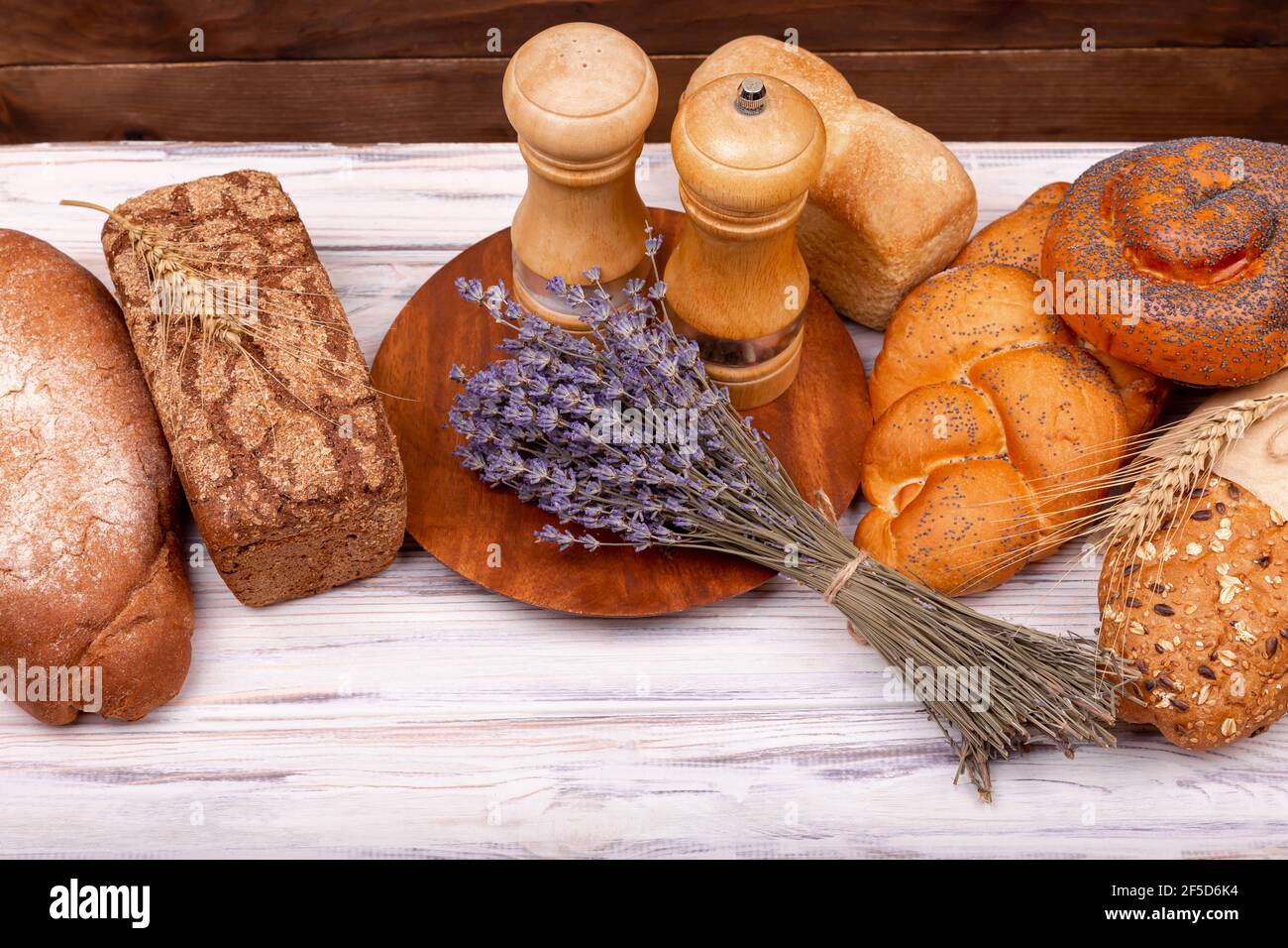 Pane italiano fresco fatto in casa. Colazione rurale con pane fresco Foto  stock - Alamy