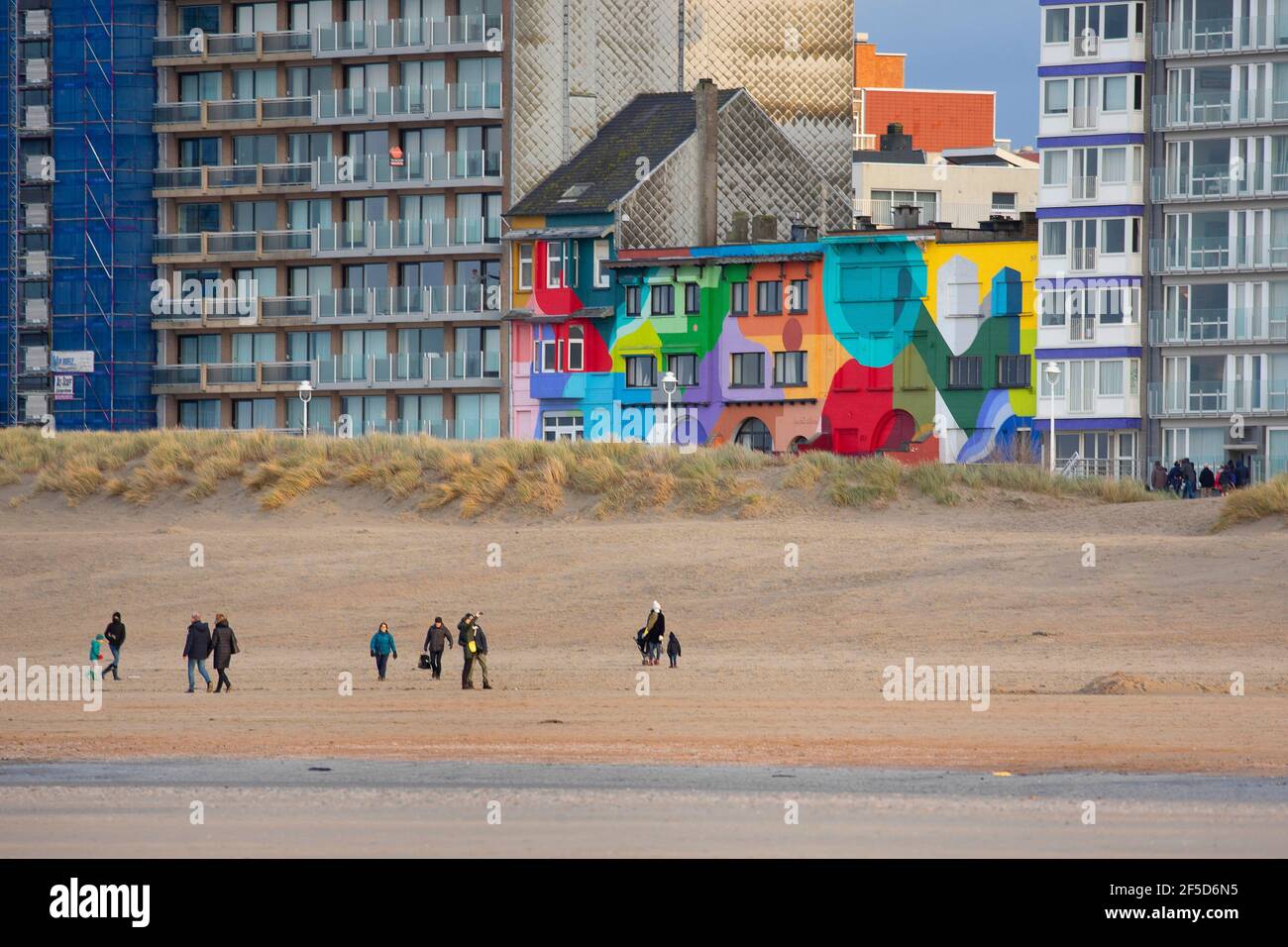appartamenti e turisti lungo la costa belga, Belgio, Fiandre Occidentali, Nieuwpoort Foto Stock