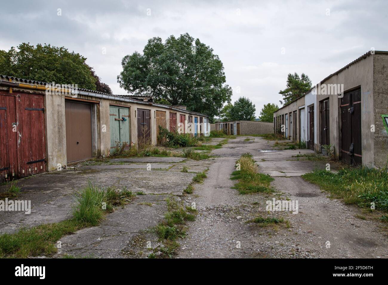 Vecchio garage del tempo della Germania orientale, Germania Foto Stock