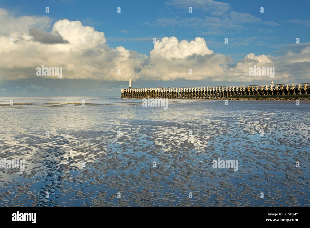Ponte di mare con faro, Belgio, Fiandre Occidentali, Nieuwpoort Foto Stock