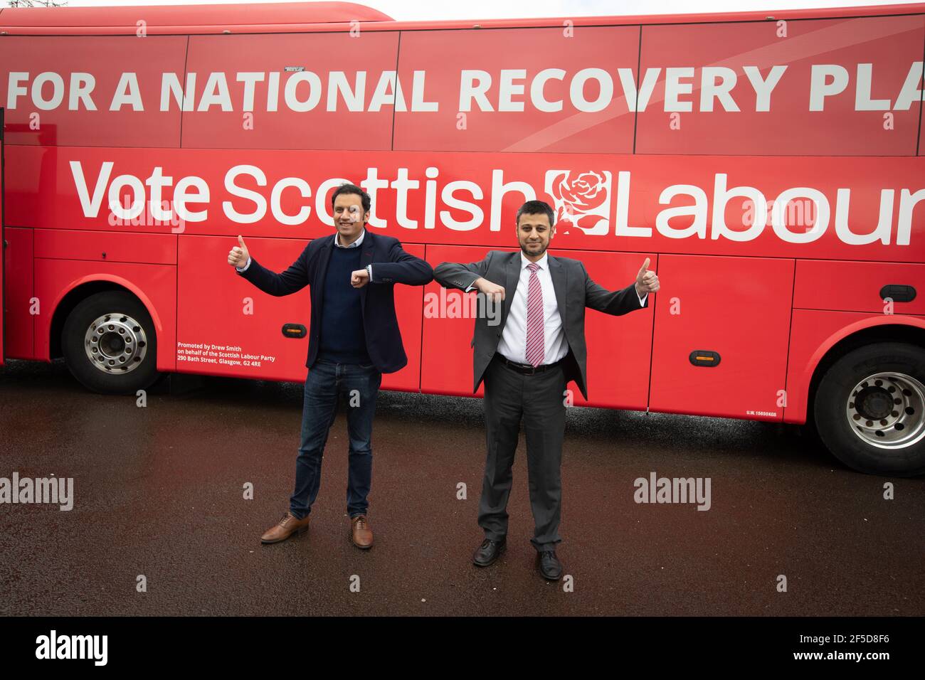 Glasgow, Regno Unito, il 26 marzo 2021. ANAS Sarwar, leader del Partito laburista scozzese, presenta la sua campagna elettorale per le prossime elezioni parlamentari scozzesi del 6 maggio, con il candidato Glasgow Pollok Dr. Zubir Ahmed. ANAS Sarwar viaggerà con un piccolo team di personale essenziale e sicurezza che formerà una ‘bolla’ durante tutta la campagna. Photo credit: Jeremy Sutton-Hibbert/Alamy Live News Foto Stock