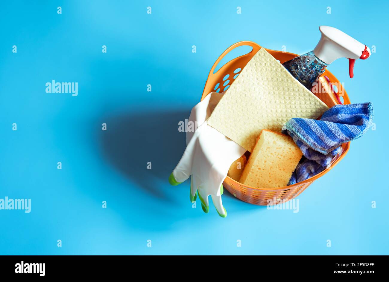 Composizione colorata con un set di spugne per la pulizia luminose e detergente. Concetto di servizio di pulizia. Foto Stock