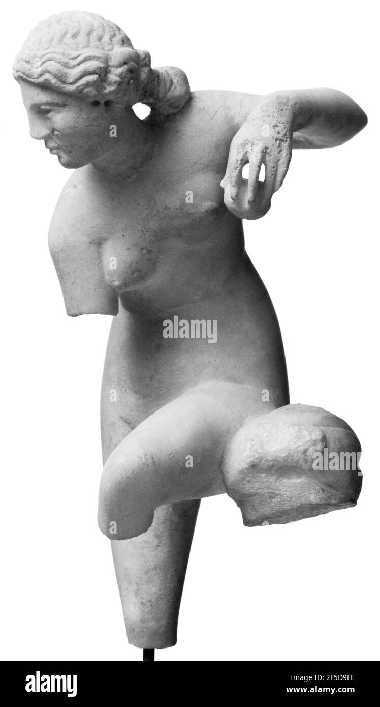 Statuetta di Afrodite in posa Sandalbinder. Sconosciuto Foto Stock