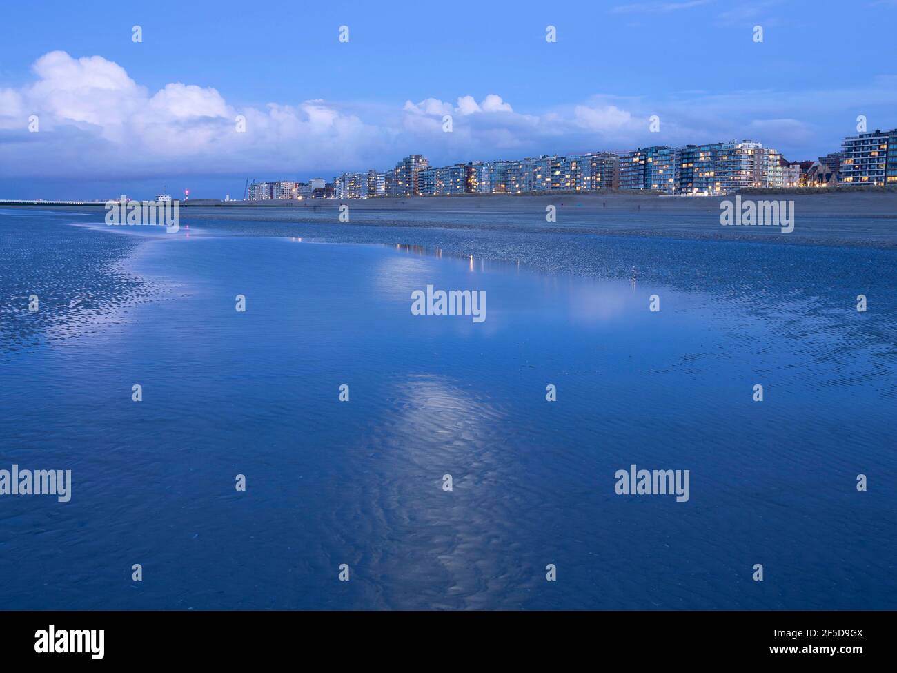 appartamenti lungo la costa belga, Belgio, Fiandre Occidentali, Nieuwpoort Foto Stock