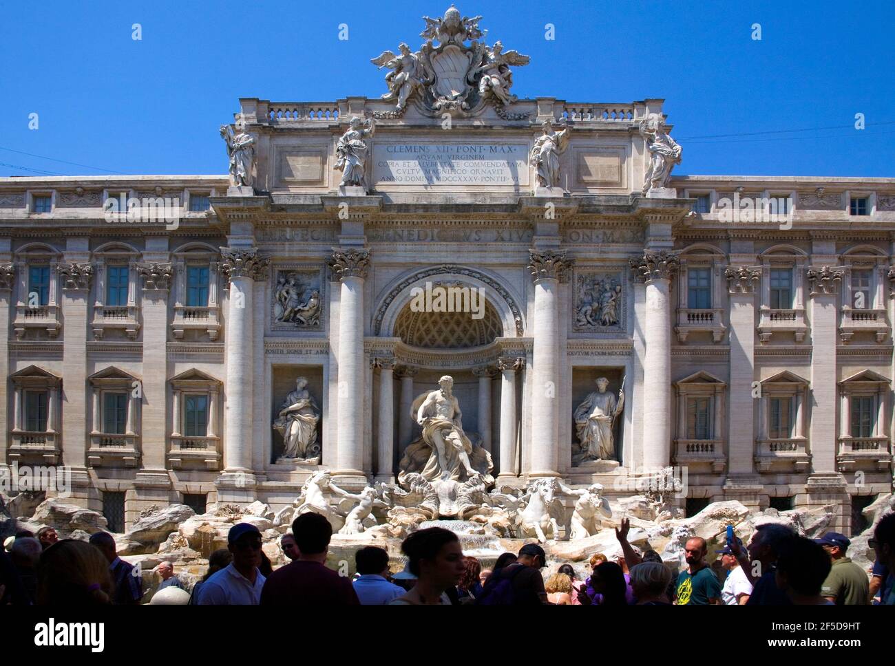 Fontana di trevi circondata dai turisti di Roma Foto Stock
