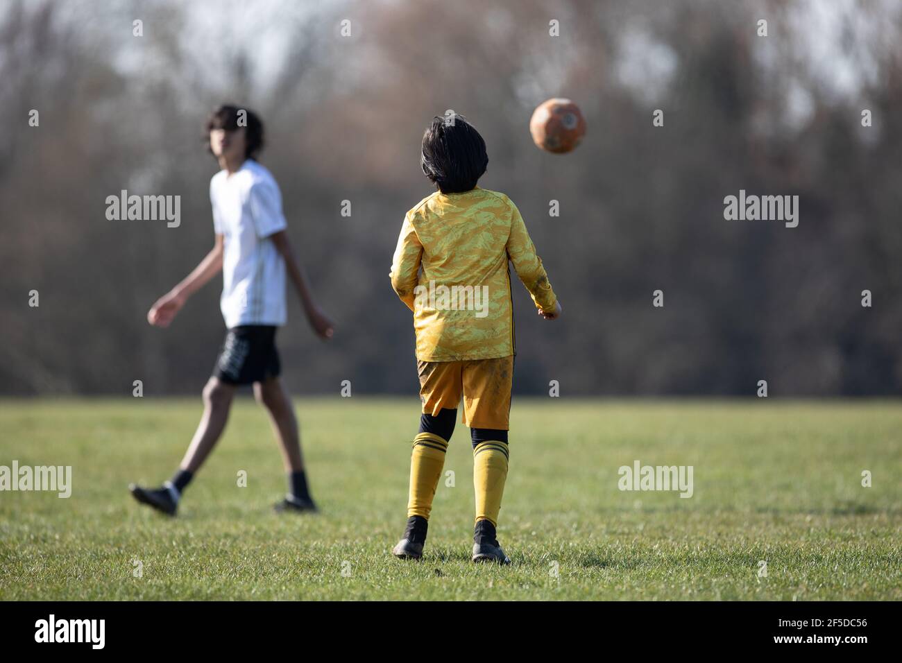 Oadby, Leicestershire. Inghilterra. Marzo 2021. I ragazzi giocano a calcio in un parco locale. Foto Stock